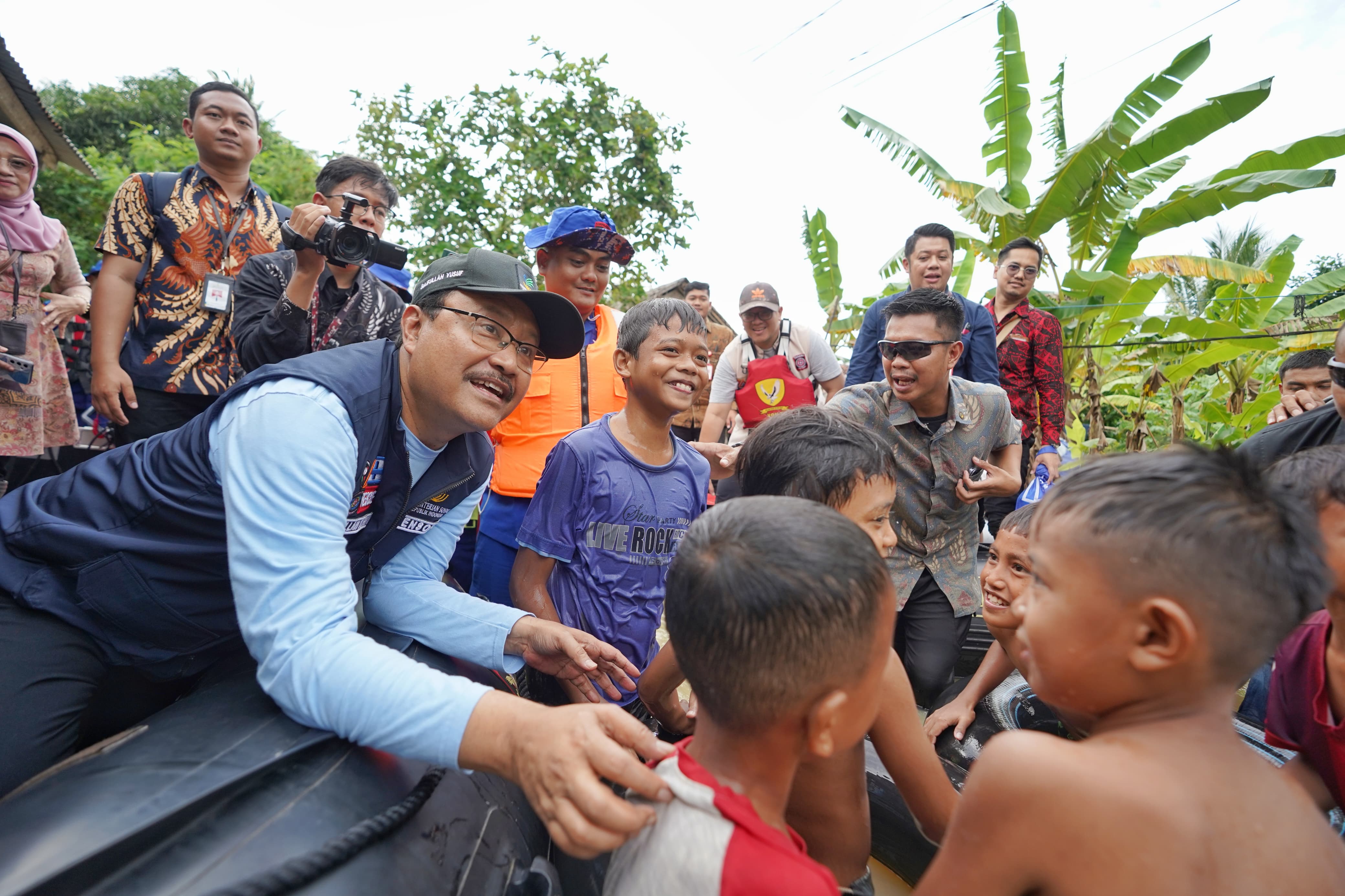 Gus Ipul's Strategic Steps in Pandeglang to Handle Floods and Accelerate Social Assistance Graduation