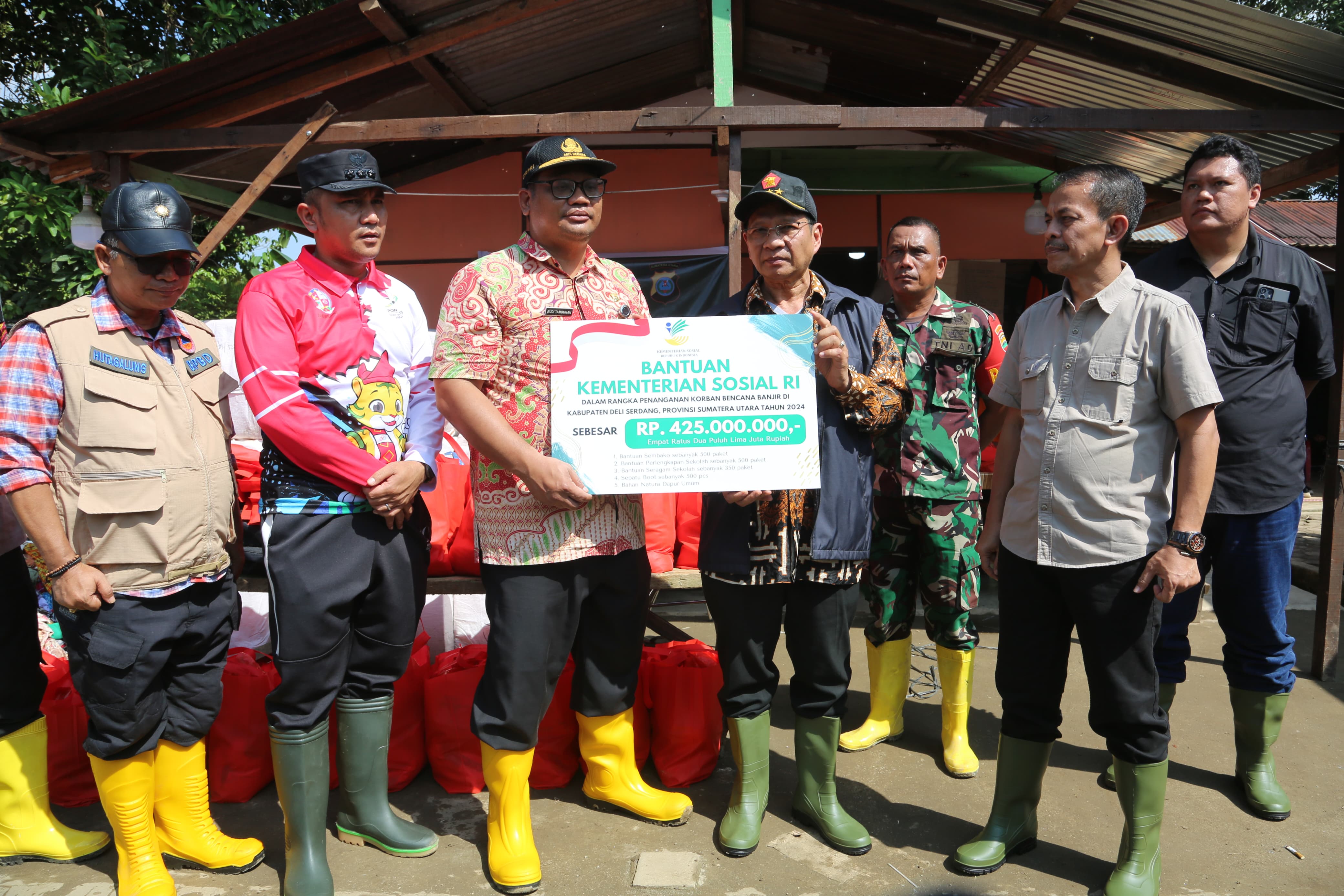 Kemensos Berikan Bantuan bagi Warga Terdampak Banjir di Deli Serdang