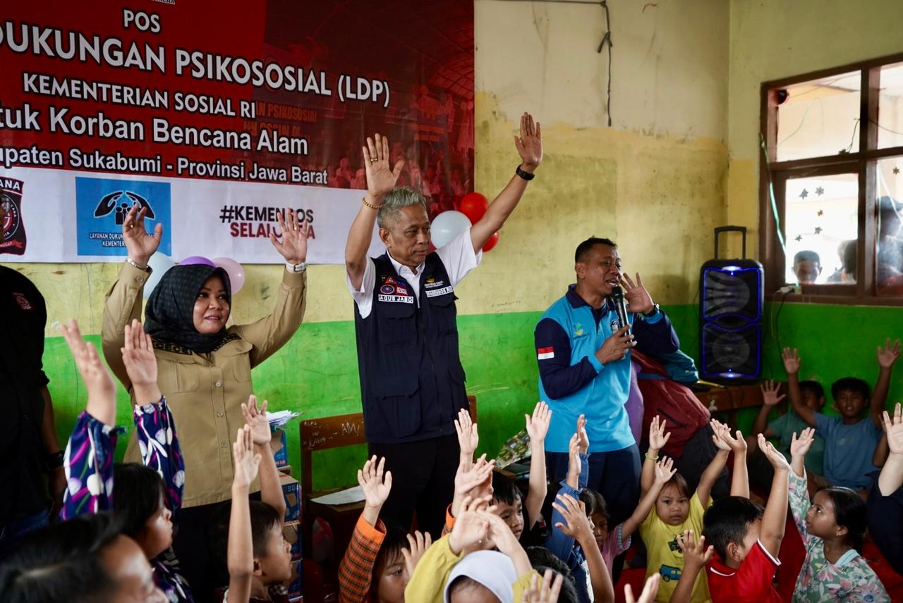 Vice Minister of Social Affairs Agus Distributes Sukabumi Flood Aid of IDR2.1 Billion