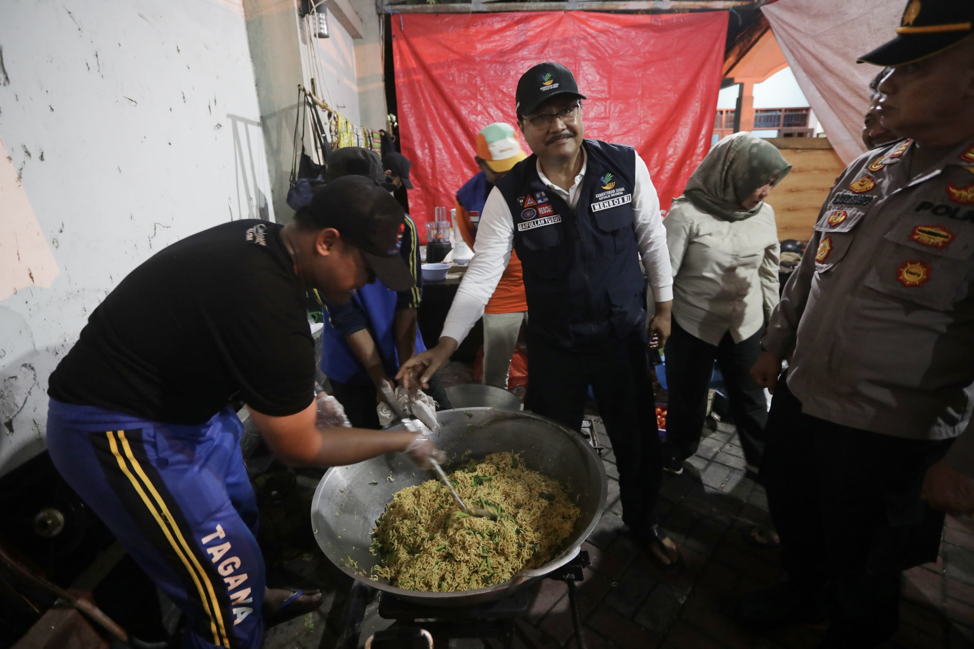 Gus Ipul Unboxing Logistik Banjir Sidoarjo, Pastikan Kebutuhan Warga Tercukupi