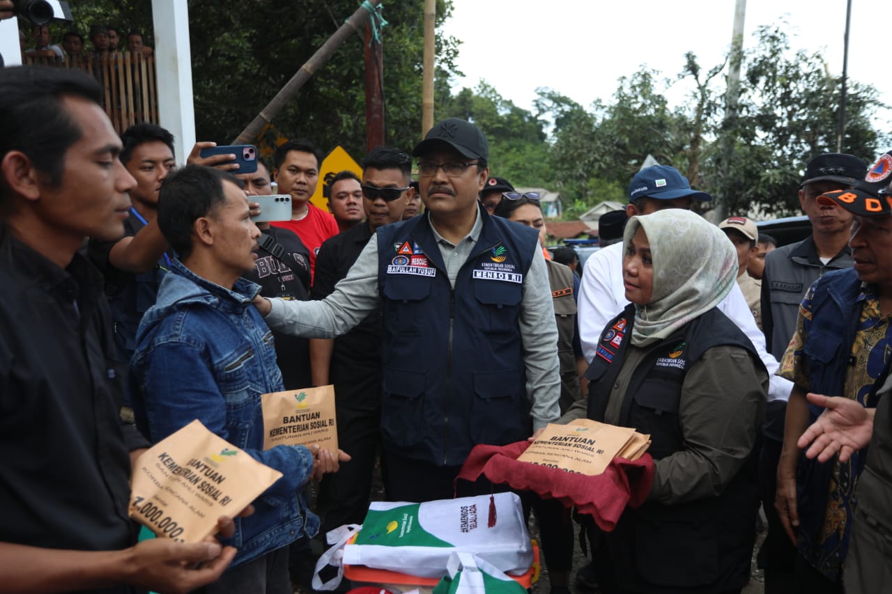 Gus Ipul Tinjau Korban Longsor Sukabumi, Berikan Bantuan dan Waspadai Bencana Alam