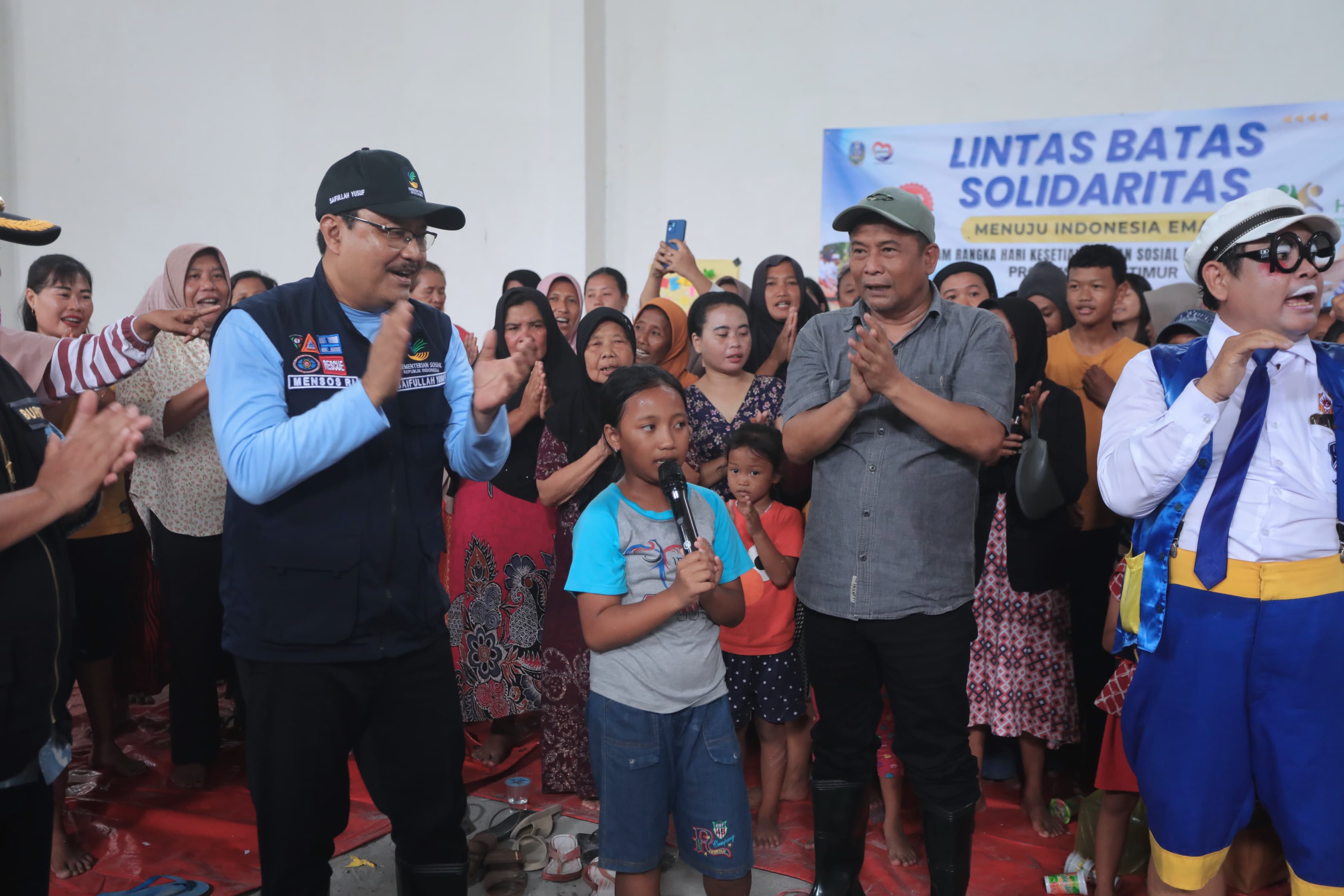 Gus Ipul Reviews and Entertains Jombang-Mojokerto Flood Evacuees