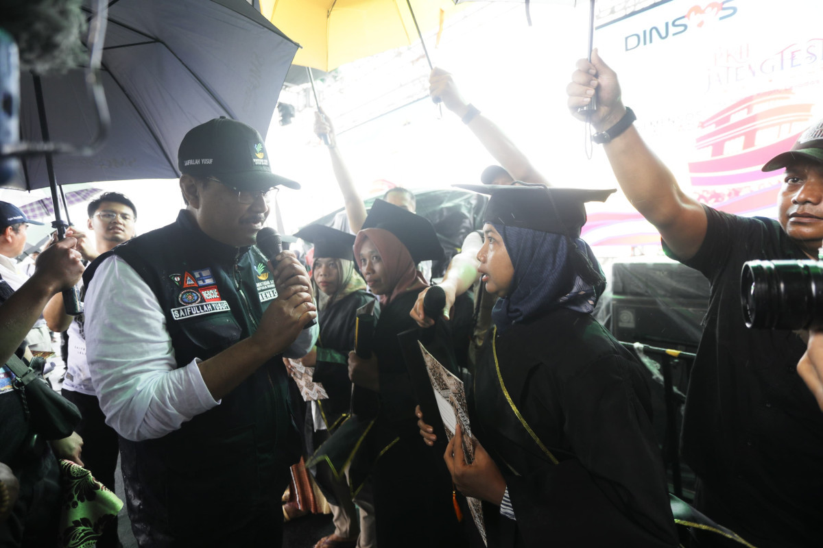 Di Tengah Guyuran Hujan, Mensos dan Wamensos Bakar Semangat Pendamping PKH untuk Graduasi KPM