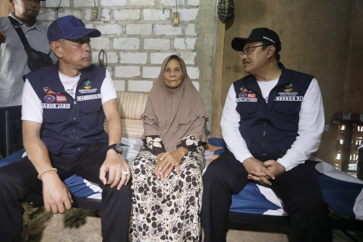 Gus Ipul Visits Beneficiaries of Meal Program for Elderly Living Alone in Rembang