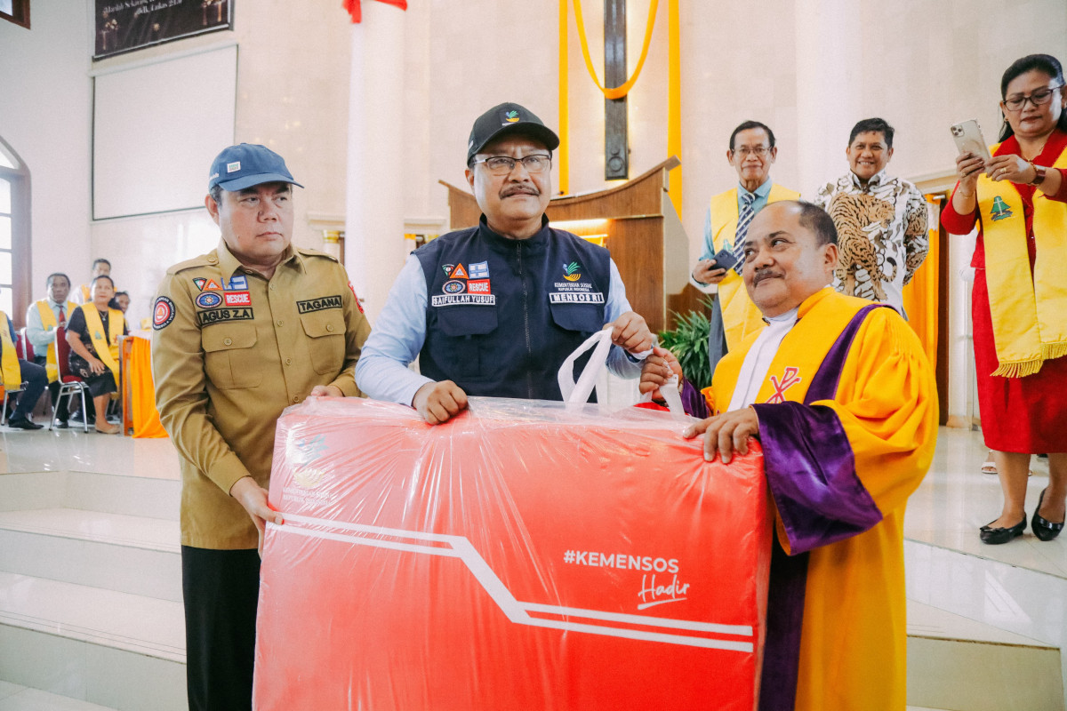 Gus Ipul Spreads Christmas Cheer to Makassar Flood Victims at Church