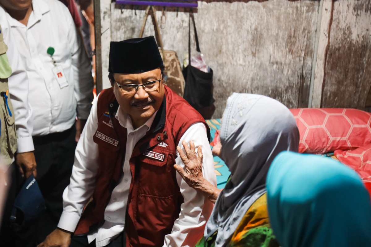 Social Affairs Minister Gus Ipul Visits Visually Impaired Elderly Woman Living in an Uninhabitable Home