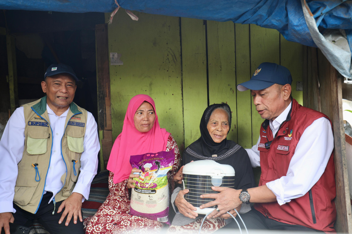 Vice Minister of Social Affairs Agus Jabo Visits Elderly in Uninhabitable Houses, Provides Food and Entrepreneurship Assistance