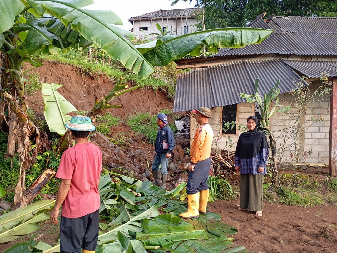 Kemensos Salurkan Bantuan Pada Lansia Terdampak Longsor di Boyolali