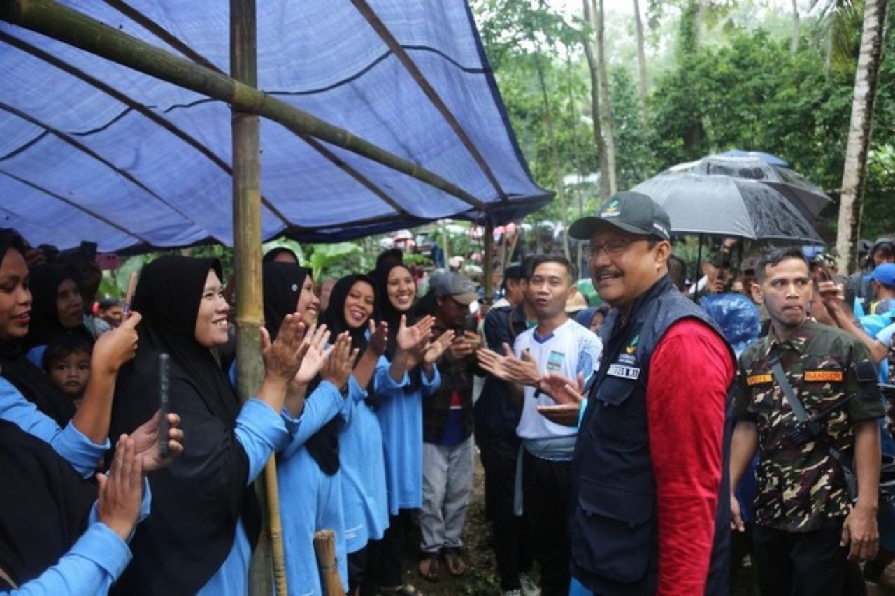 Gus Ipul Leads Community Cleanup to Strengthen Social Solidarity in Kampung Saung Banten