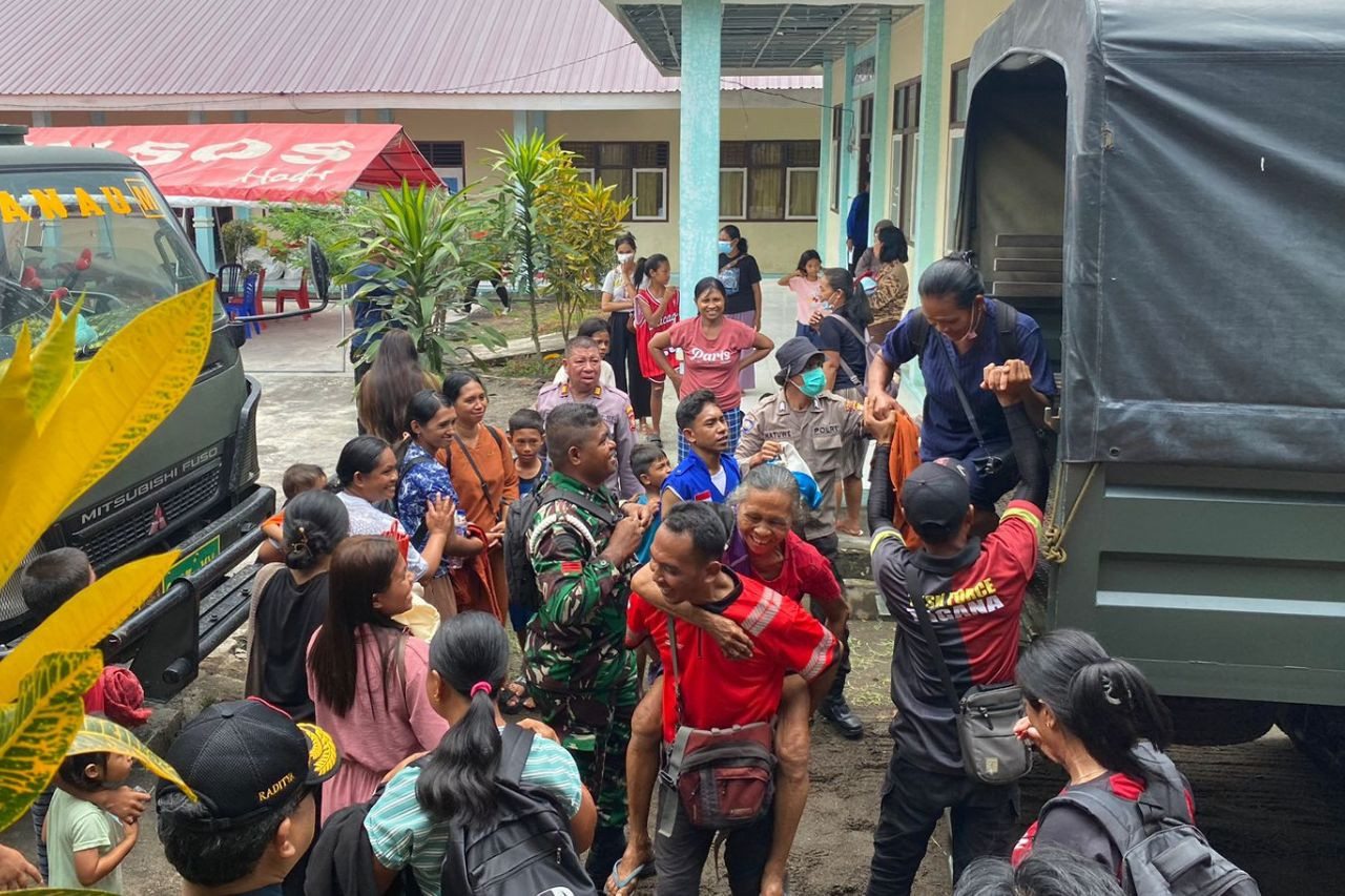 Kemensos Salurkan Bantuan Korban Erupsi Gunung Ibu di Halmahera Barat