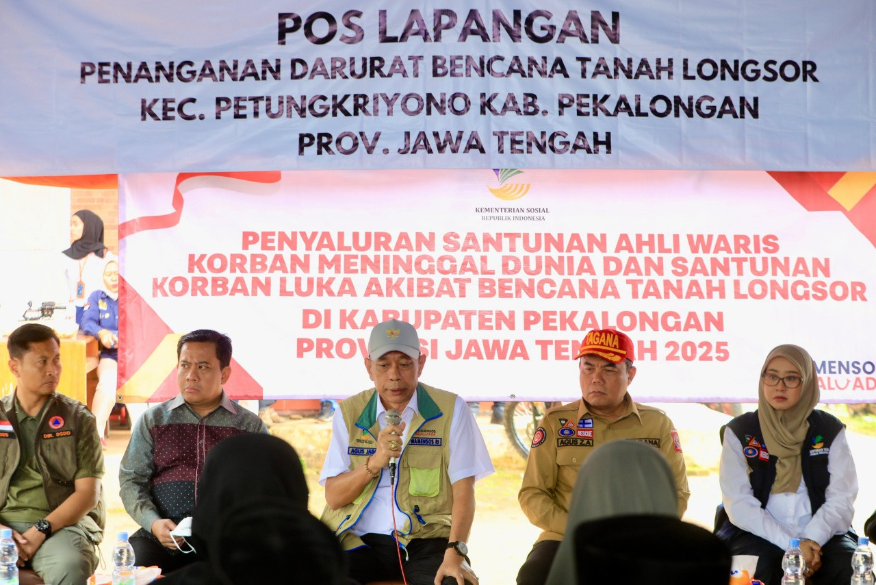 Kemensos Serahkan Santunan Korban Longsor Pekalongan