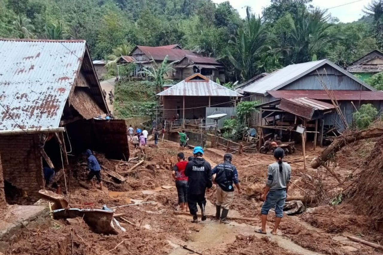 4 Orang Meninggal Longsor Mamuju, Kemensos Kirim Logistik dan Tagana