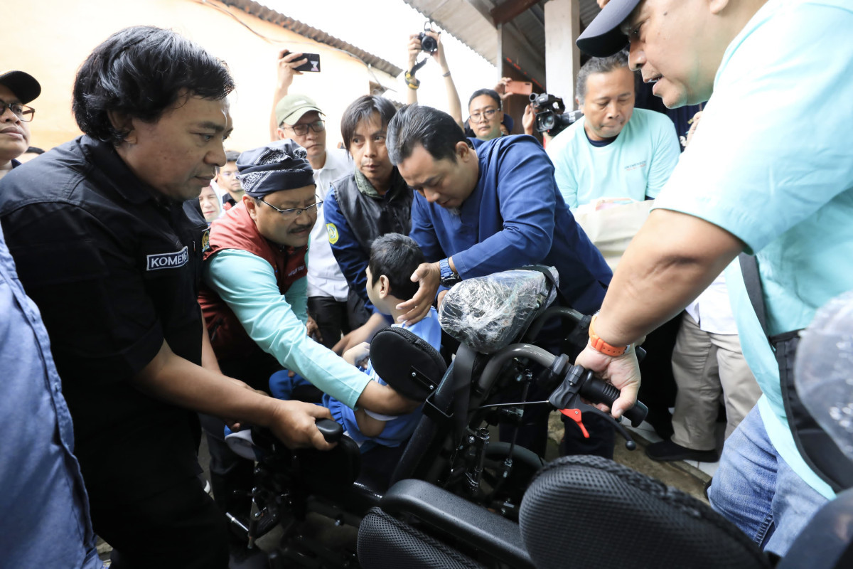 Bareng Komeng, Mensos Gus Ipul Gerakkan Kerja Bakti Massal Bersihkan Sungai di Bogor