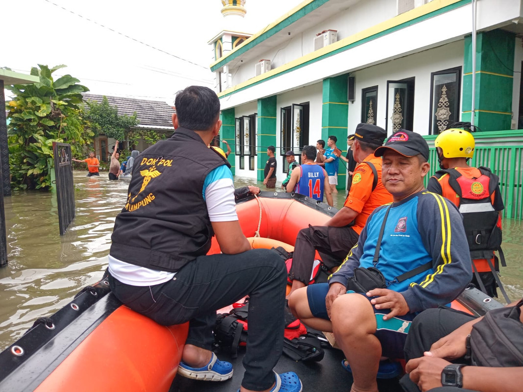 Kemensos Salurkan Bantuan Korban Banjir Bandar Lampung