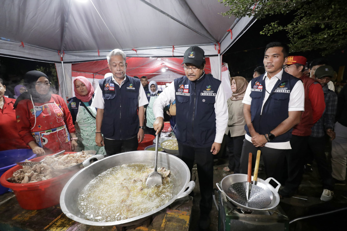 Mensos dan Wamensos Ikut Siapkan Makan Sahur untuk Korban Banjir di Bekasi