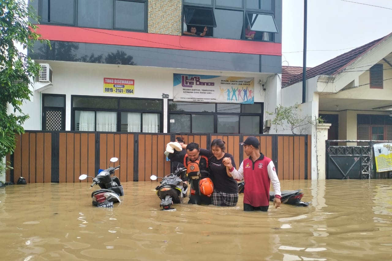 Banjir Jakarta, Bogor dan Bekasi, Kemensos Dirikan Dapur Umum dan Gelontor Rp2,098 M Bantuan