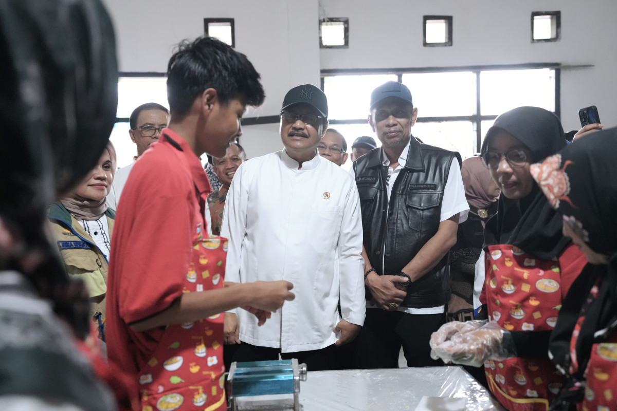 Berdayakan Masyarakat, Mensos Gus Ipul Ciptakan Ekosistem Pelatihan dan Usaha di Bandung