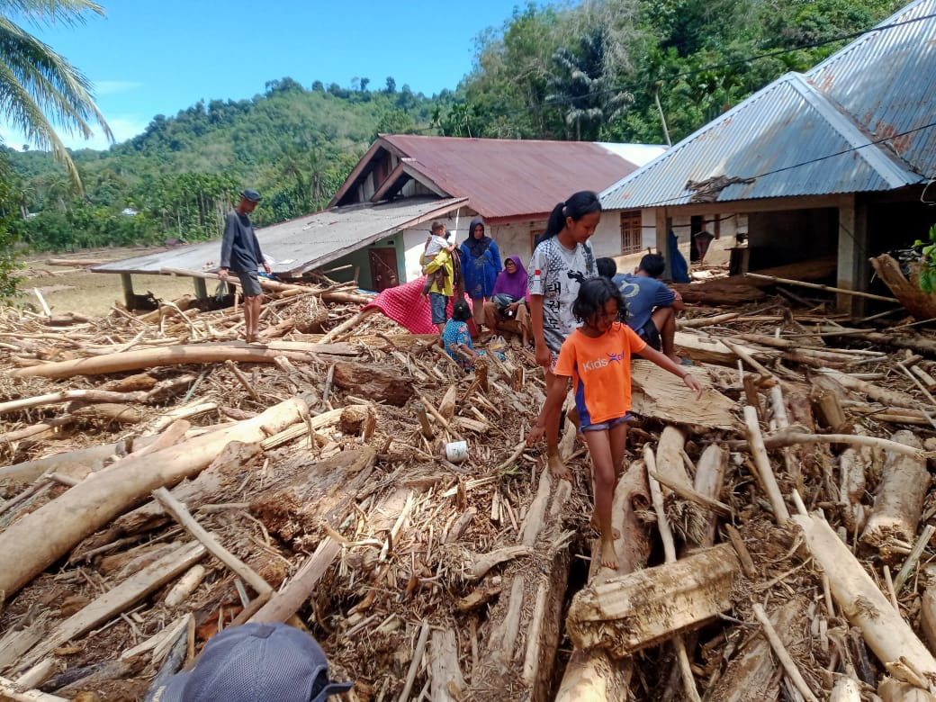 Kemensos Kirim Bantuan Korban Banjir di Bengkulu Tengah dan Pesisir Selatan Sumbar