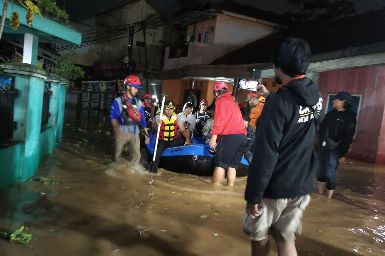 Rendam 4 Desa, Kemensos Kirim Bantuan Bagi Warga Terdampak Banjir di Sumedang